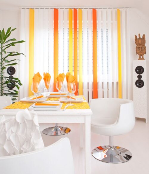 Hochwertiger Sonnenschutz, Sichtschutz und Lichtschutz - Lamellenvorhang - Senkrechtlamellen - Senkrechtlamellen mit Farbakzenten in Sonnengelb-Farben für strahlendes Wohnambiente - Dr. Haller + Co. - Selastore®