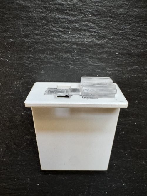 Detailansicht Klebeplatte für Plissee Rahmenmontage – Spannschuh und Halterung