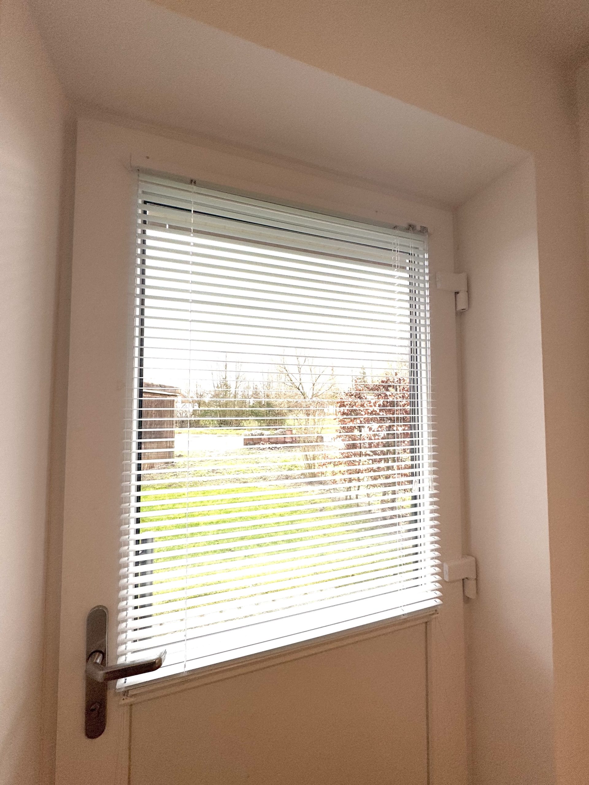 Jalousie mit Klebeträger – montiert ohne Bohren