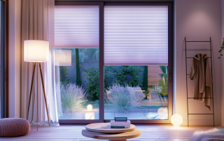 Wabenplissee lichtdurchlässig im Schlafzimmer mit warmem Abendlicht und Blick in den Garten