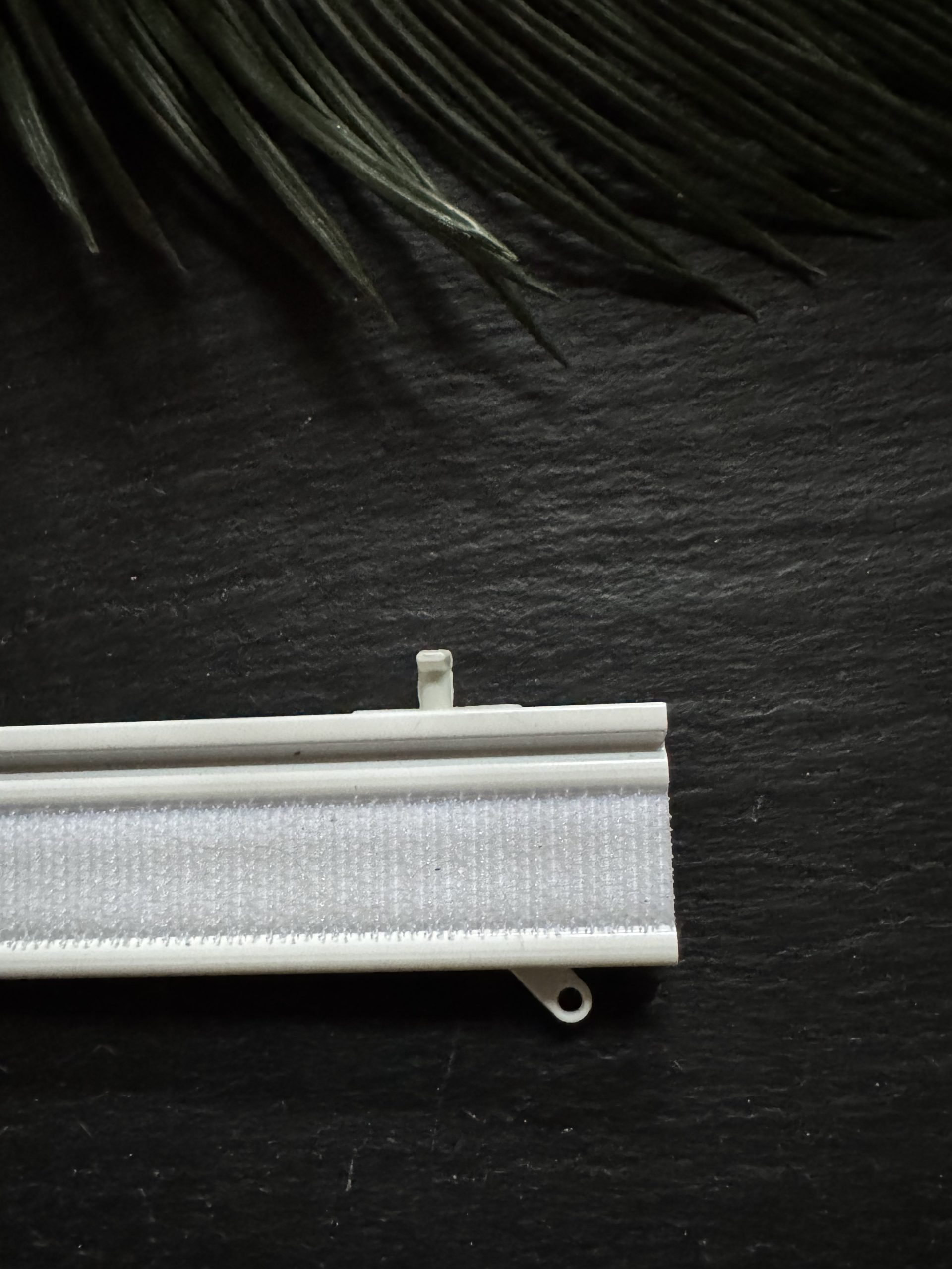 Flächenvorhang Paneelschiene mit Klettband und eingedrehtem Gleitwagen Detail