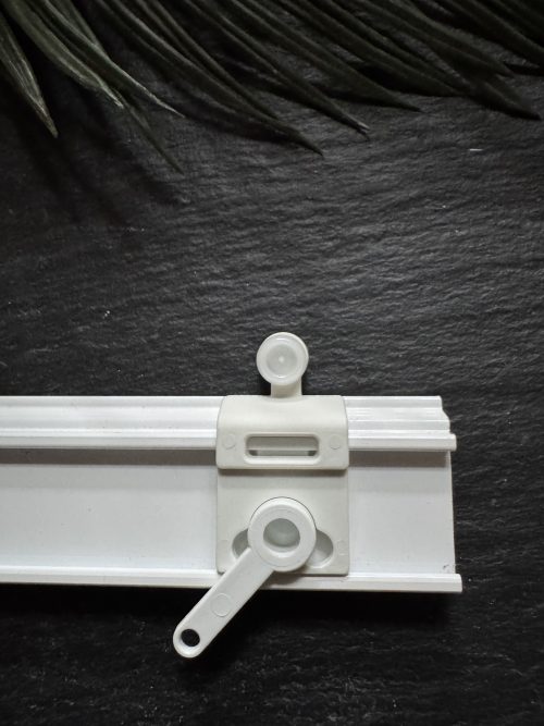 Paneelwagenhalter mit Rolle eingesetzt in Aluminium-Laufschiene Flächenvorhang