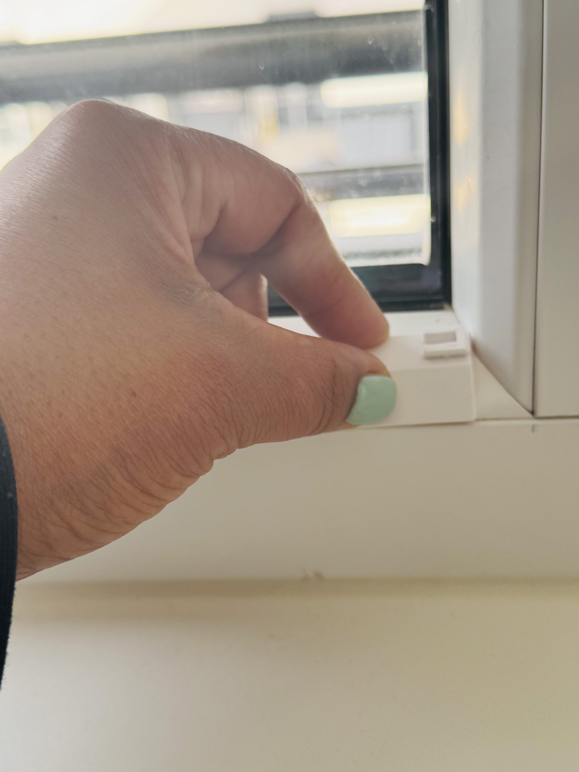 Montiertes Plissee mit Gelenkklebeplatte für schrägen Fensterfalz