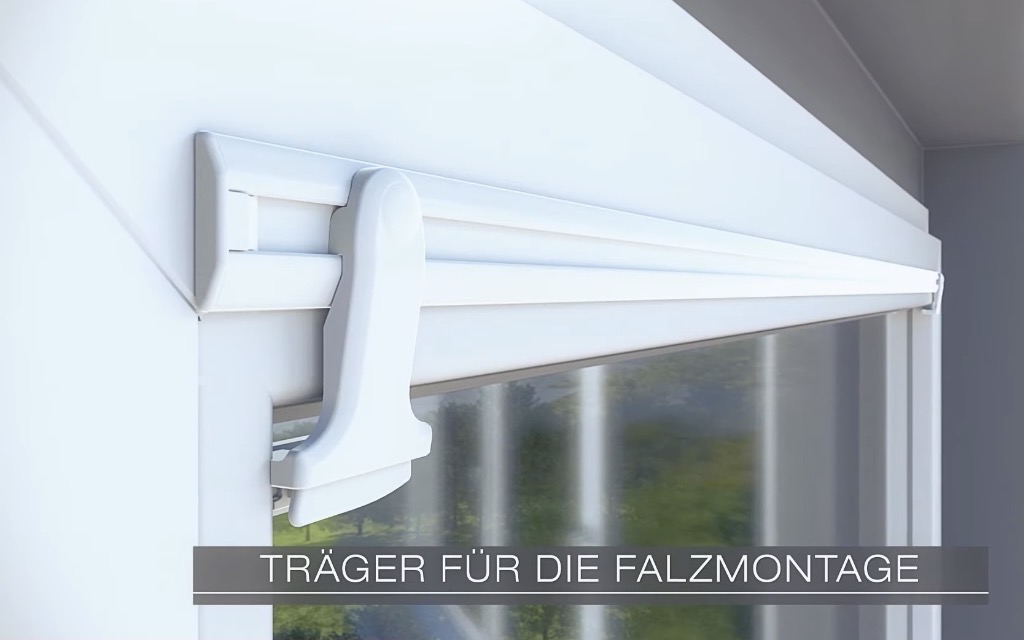 Weiße Klebeleiste für Plissees auf dem Fensterrahmen, mit Träger für die Plissee-Falzmontage, der in den Glasfalz hineinreicht
