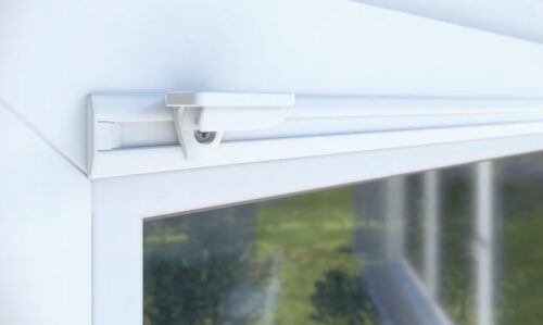 Weiße Plissee Klebeleiste bohrfrei auf dem Fensterrahmen geklebt, mit Träger für die Rahmenmontage