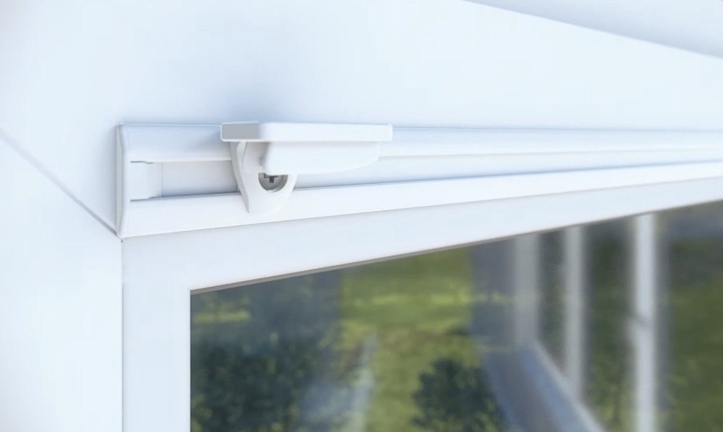 Weiße Plissee Klebeleiste bohrfrei auf dem Fensterrahmen geklebt, mit Träger für die Rahmenmontage